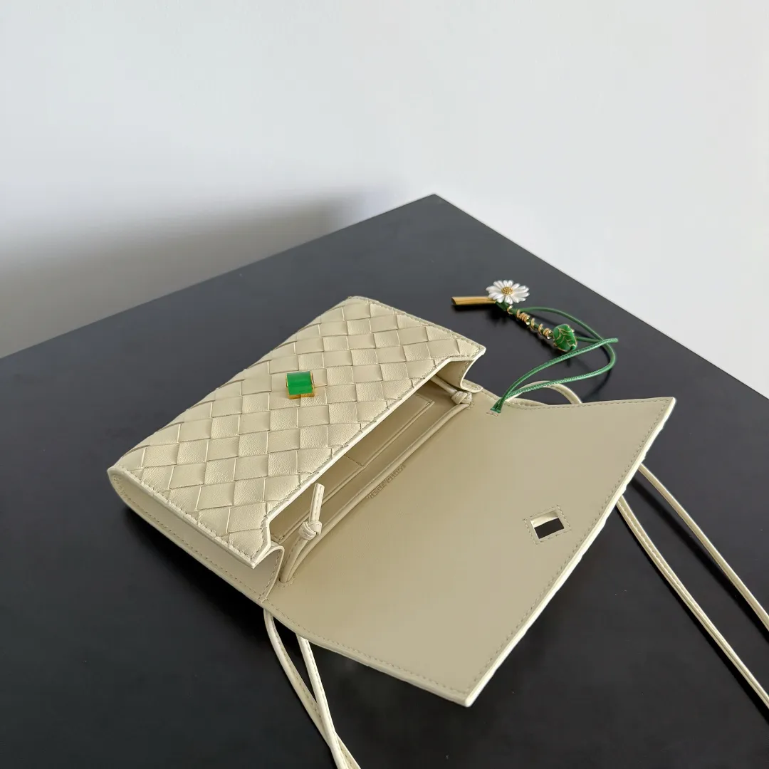 Batch 1560 Bottega Veneta2025 new product Daisy Andiamo bag, classic woven crossbody bag, thin shoulder strap is more casual, especially the small pendant design this time, daisy + green leaves + small gold chain, add a playful and smart look to the tough leather🌼Metallic button and knot closure, simple but not simple, elegant texture, elegant weaving attitude. You can also decide how to carry the bag according to your outfit and occasion. It can be used as a clutch bag, shoulder bag, or crossbody bag. It has a high usage rate. 😊Pair it with a simple skirt to instantly become relaxed and fashionable. Pair it with a smart suit to neutralize the formal feeling. It can be used for commuting and dating! Style number: 838870 (836940) Color: sea salt Size: 19*12.6*2cm